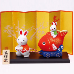 Японская новогодняя статуэтка, кролик с рыбкой, символ 2023 года